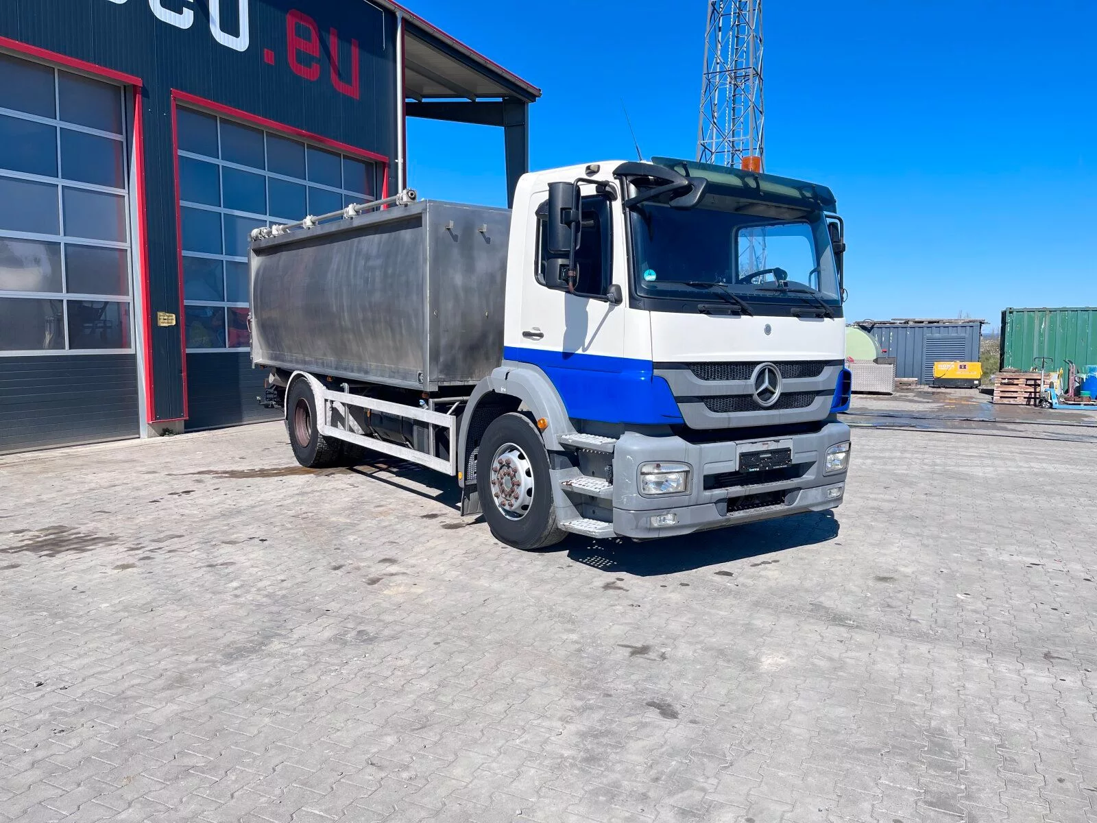 Fahrzeugabbildung Mercedes-Benz 1824L 4x2 Schlachtabfall