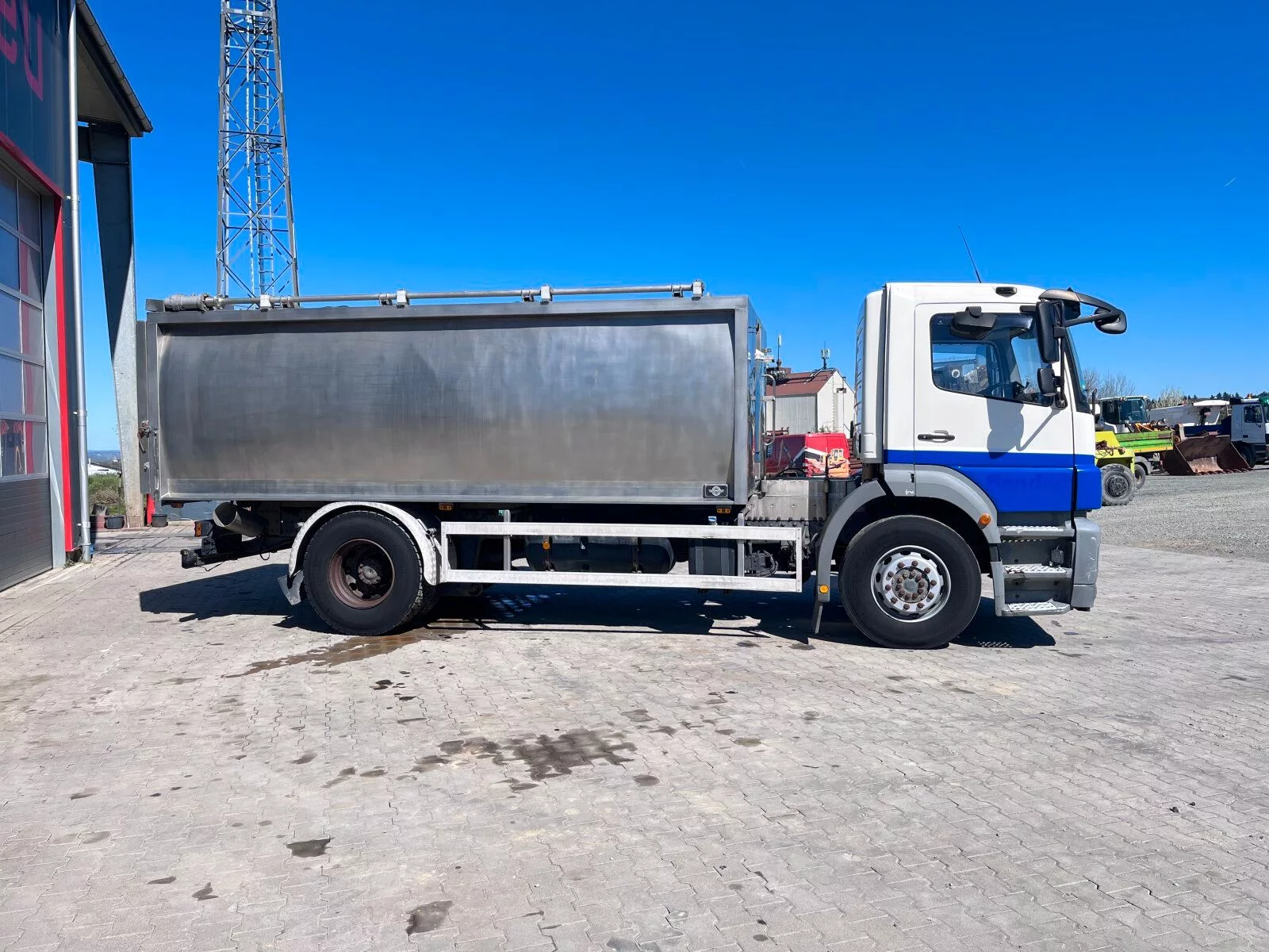 Fahrzeugabbildung Mercedes-Benz 1824L 4x2 Schlachtabfall