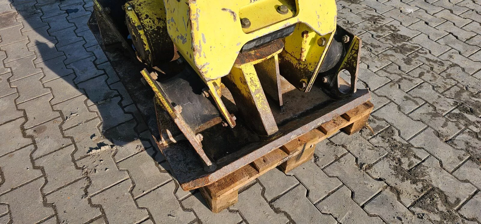 Fahrzeugabbildung Liebherr Ammann ACA 1000 Anbauverdichter