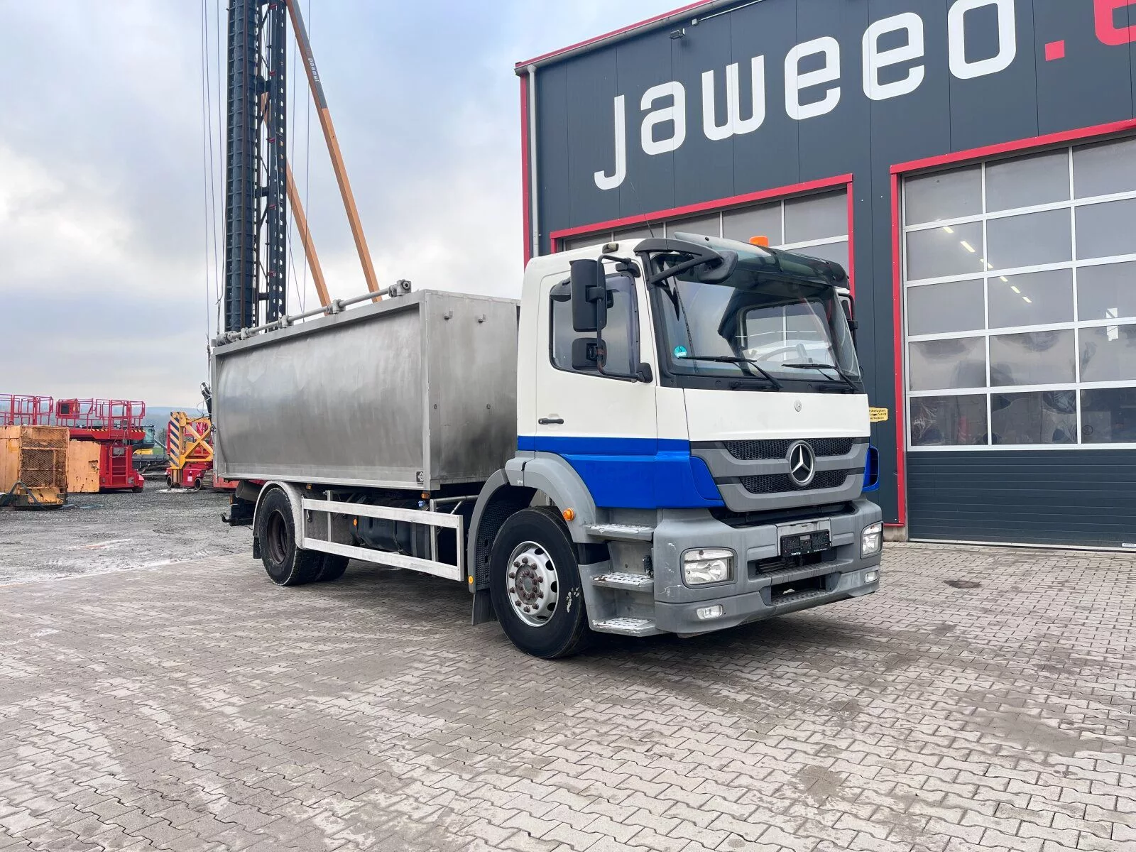 Fahrzeugabbildung Mercedes-Benz 1824L 4x2 Schlachtabfall