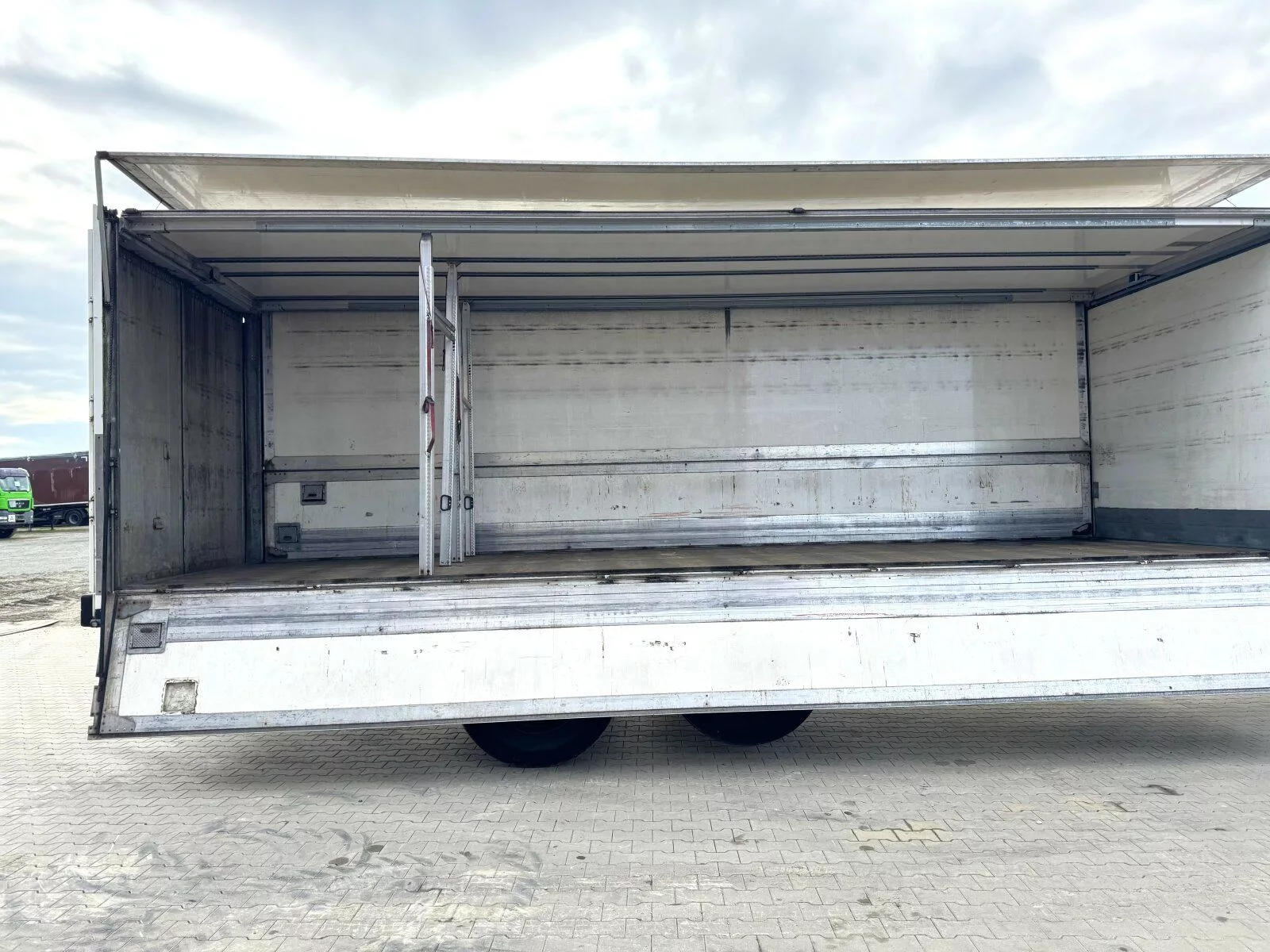 Fahrzeugabbildung Orten Boehm Tandem 7.7m Getränke