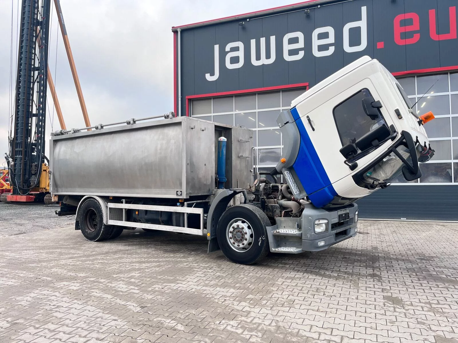 Fahrzeugabbildung Mercedes-Benz 1824L 4x2 Schlachtabfall