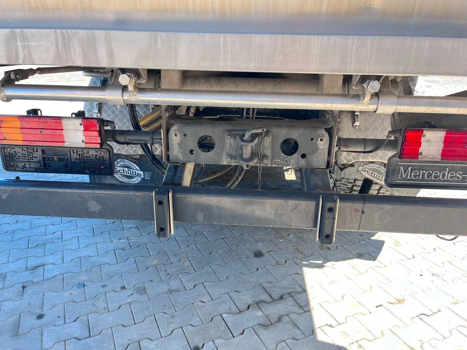 Fahrzeugabbildung Mercedes-Benz 1824L 4x2 Schlachtabfall