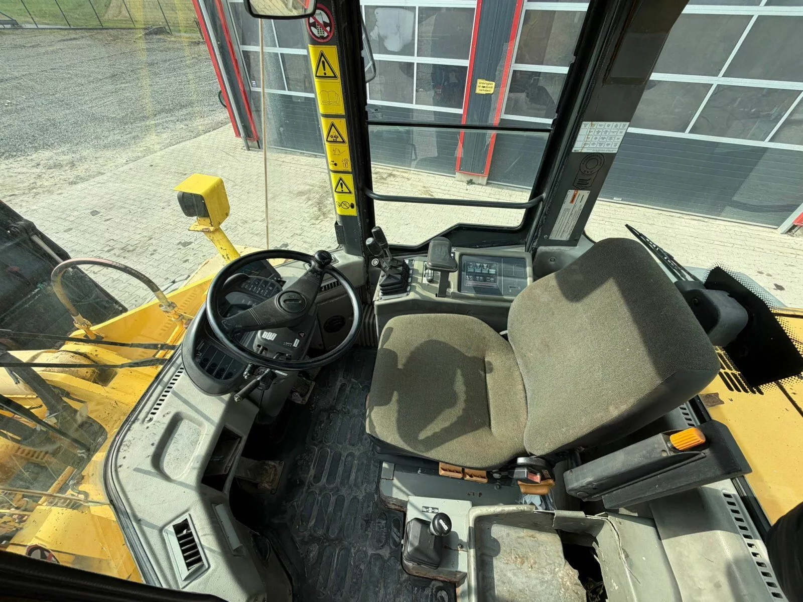 Fahrzeugabbildung Komatsu WA 320-3H / 4 in 1 Schaufel