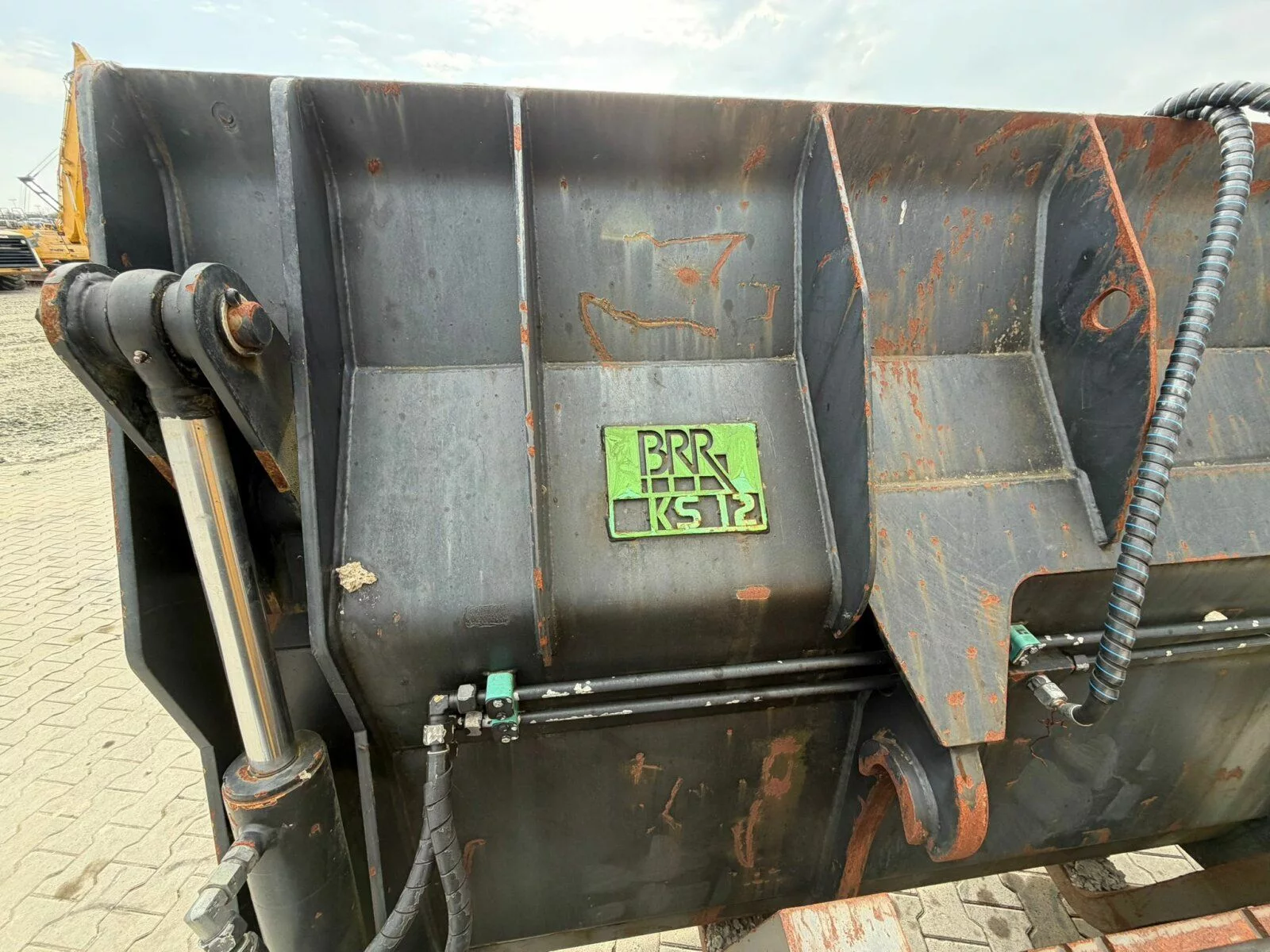 Fahrzeugabbildung Komatsu WA 320-3H / 4 in 1 Schaufel