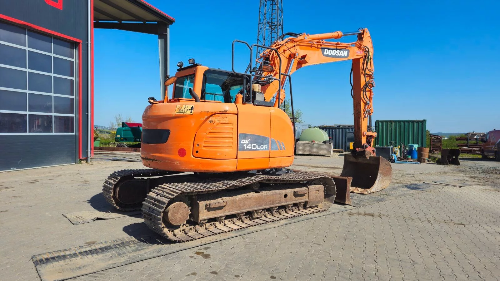 Fahrzeugabbildung Doosan DX140 LCR-3 / Lehnhoff Aufnahme / Löffel