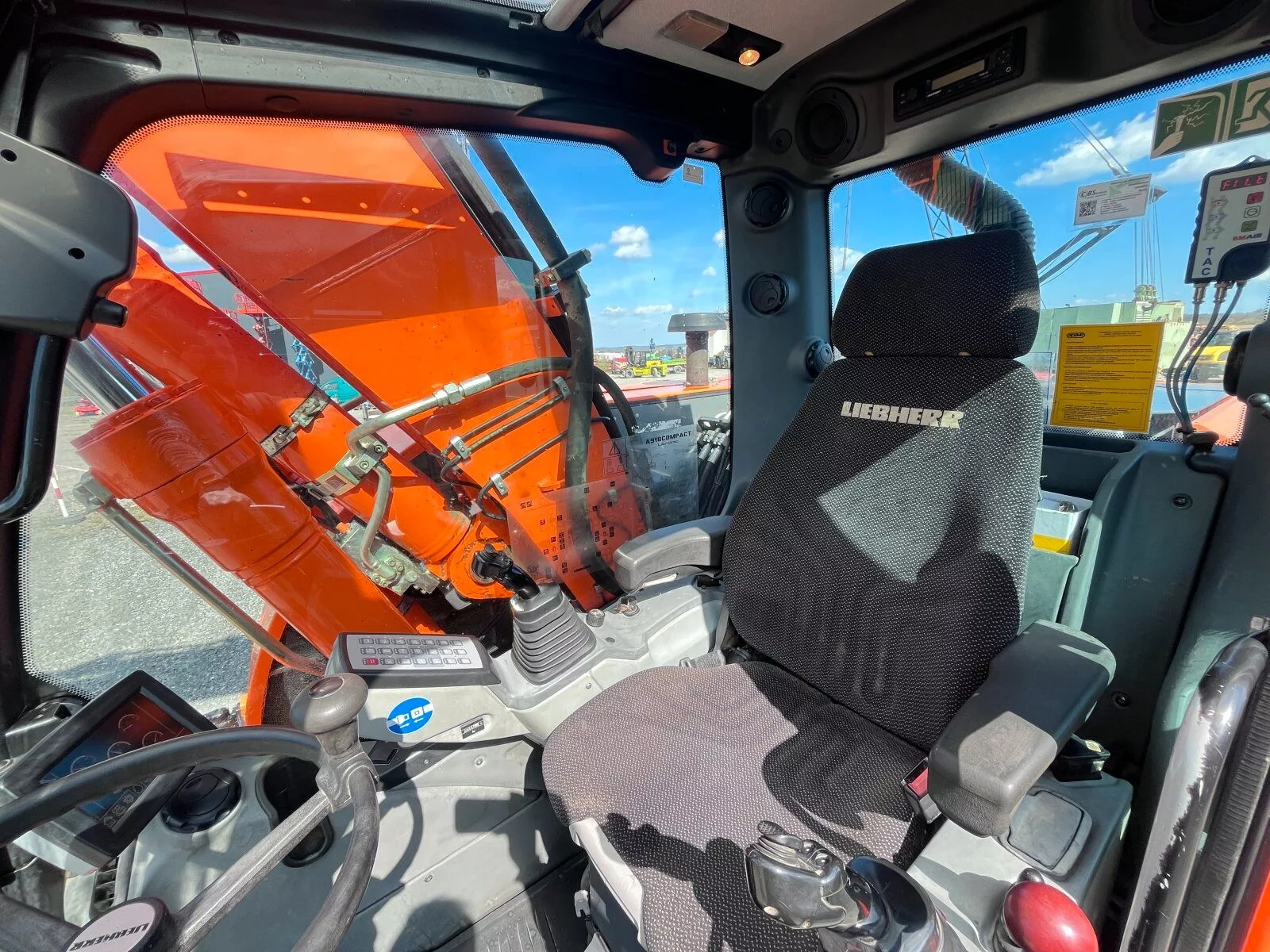 Fahrzeugabbildung Liebherr A 918 Compact