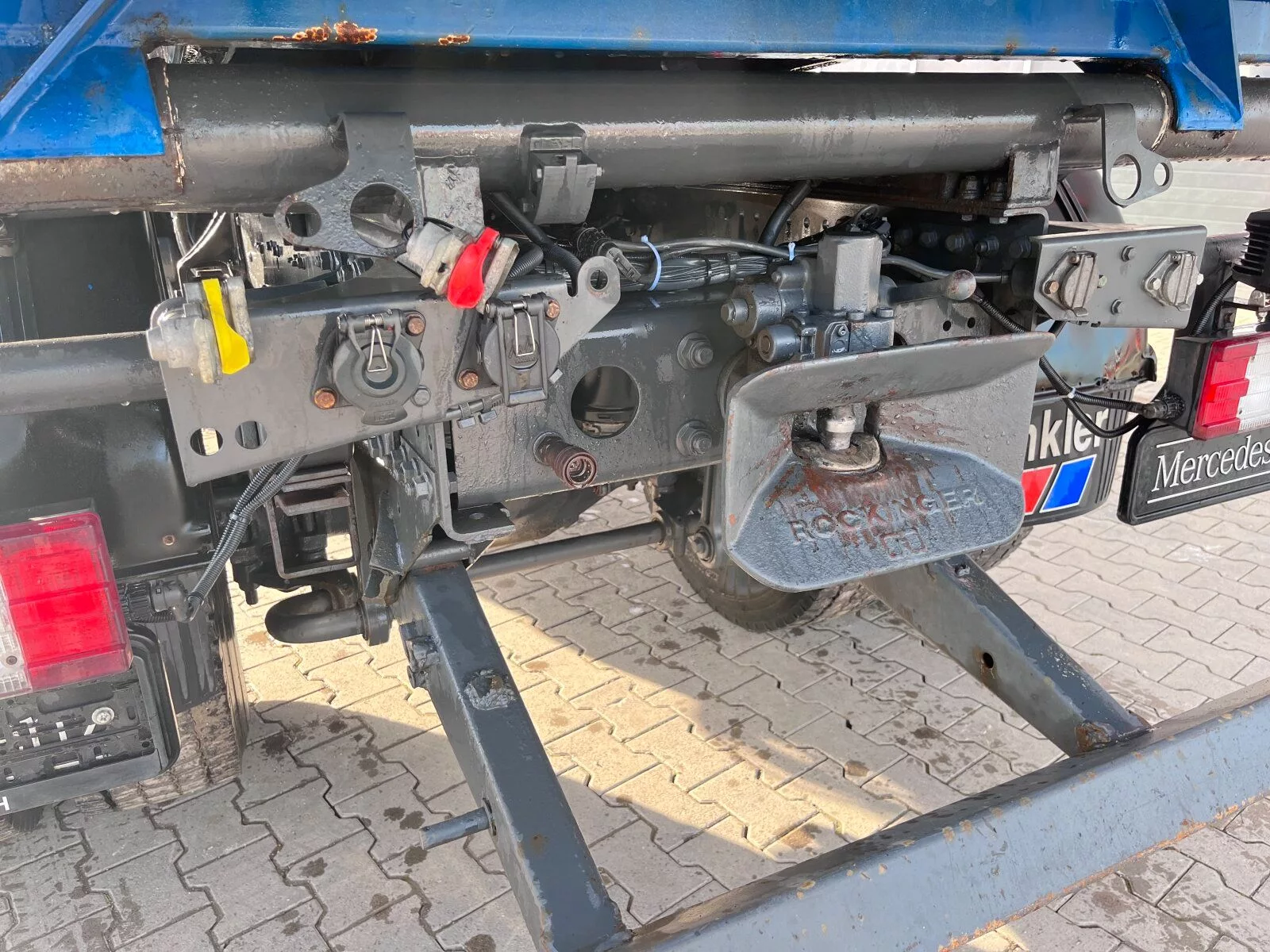 Fahrzeugabbildung Mercedes-Benz 1831 Meiller Kipper 4x2 / Voll Blattfederung