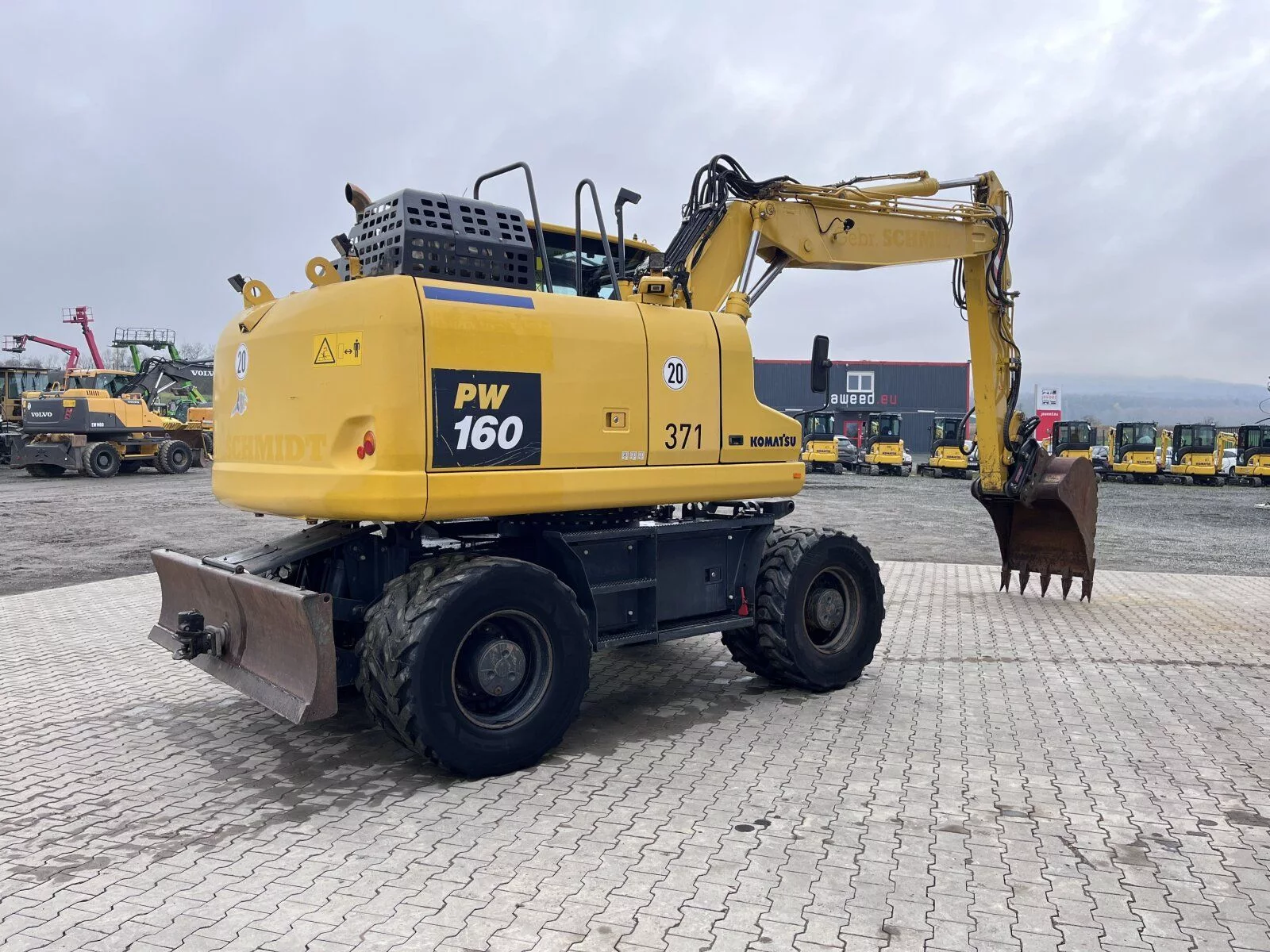 Fahrzeugabbildung Komatsu PW 160-11 Straßenzulassung + Anhängerkupplung