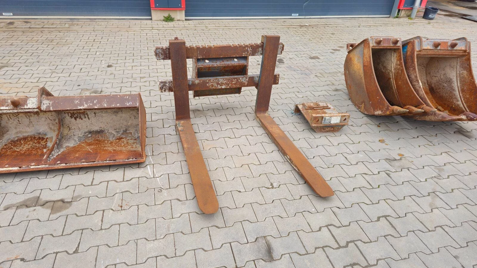 Fahrzeugabbildung MECALAC 12 MXT Löffel + Gabel Set