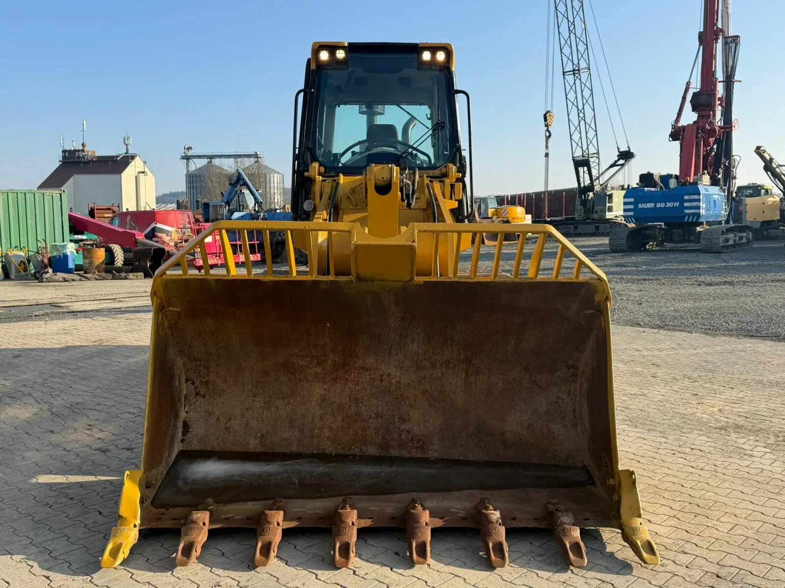 Fahrzeugabbildung CAT 963D Laderaupe / Schutz Belüftung