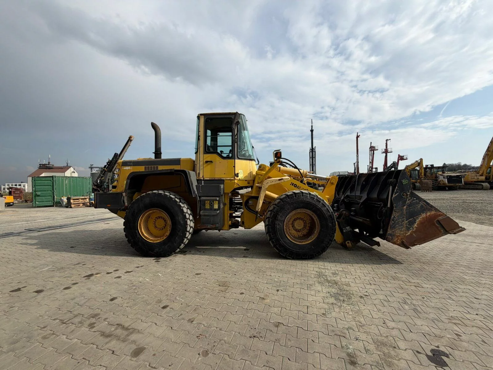 Fahrzeugabbildung Komatsu WA 320-3H / 4 in 1 Schaufel