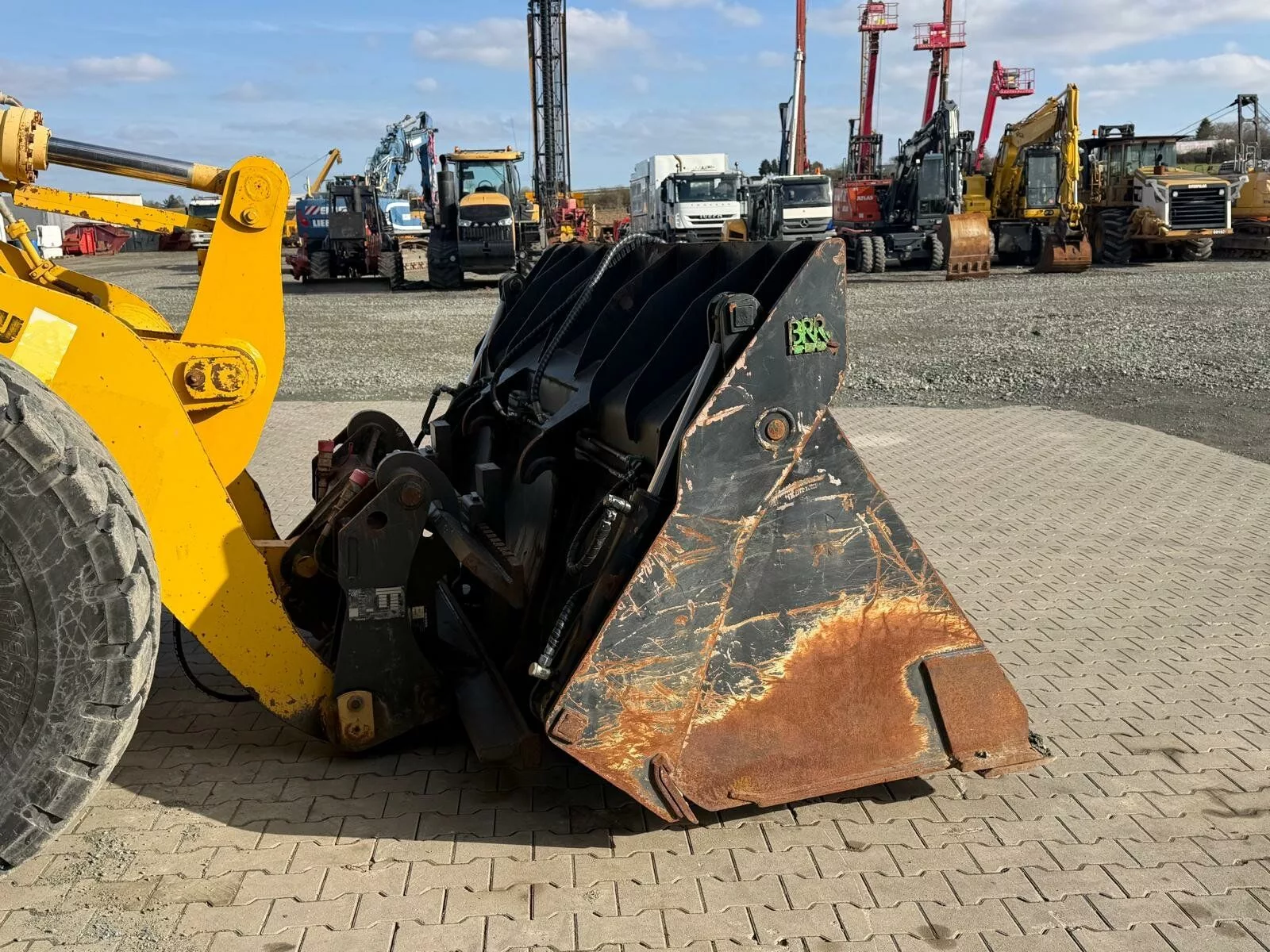 Fahrzeugabbildung Komatsu WA 320-3H / 4 in 1 Schaufel