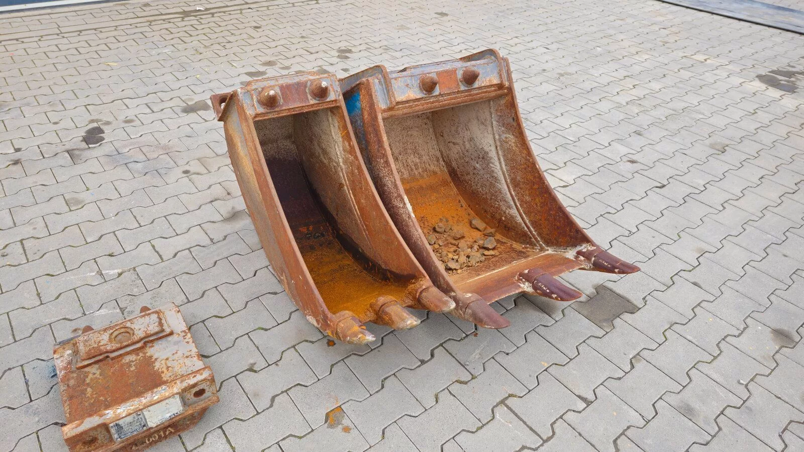 Fahrzeugabbildung MECALAC 12 MXT Löffel + Gabel Set