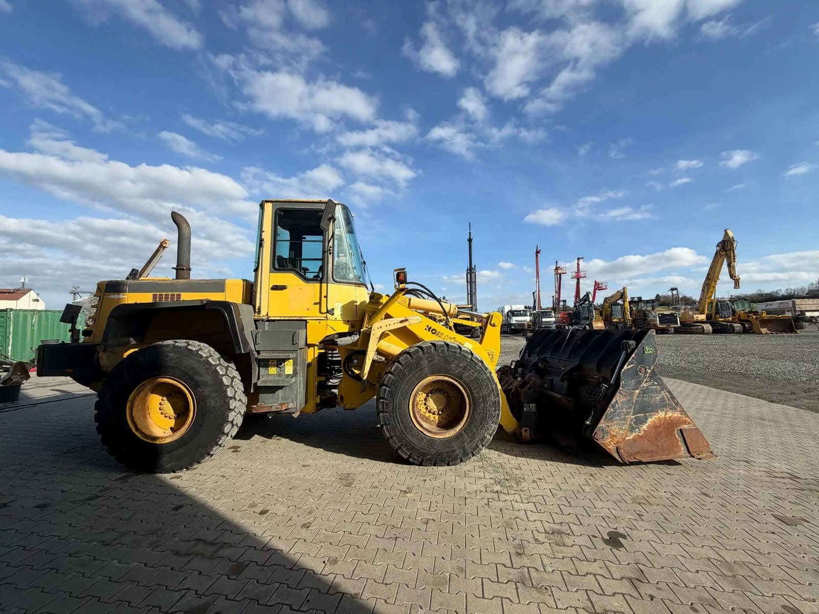 Fahrzeugabbildung Komatsu WA 320-3H / 4 in 1 Schaufel