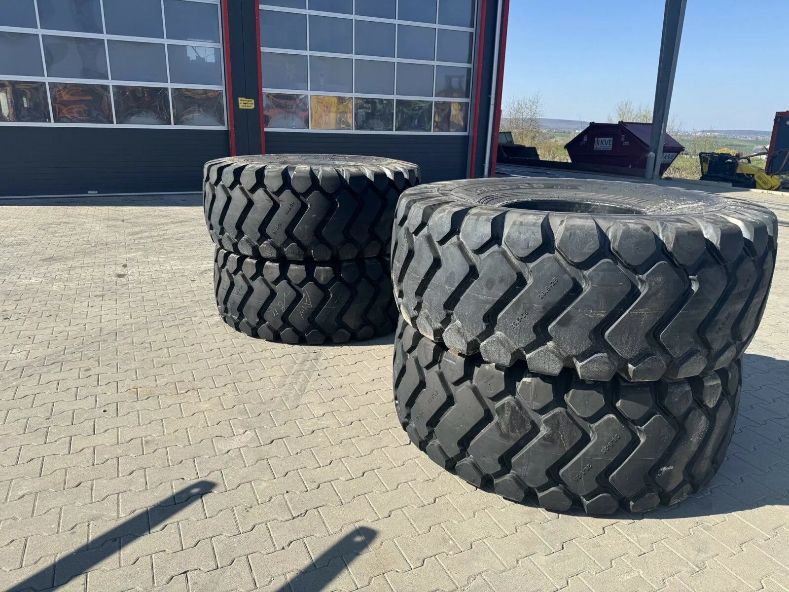 Fahrzeugabbildung Liebherr Radlader Reifen L550 L560 L580 / 26.5-25